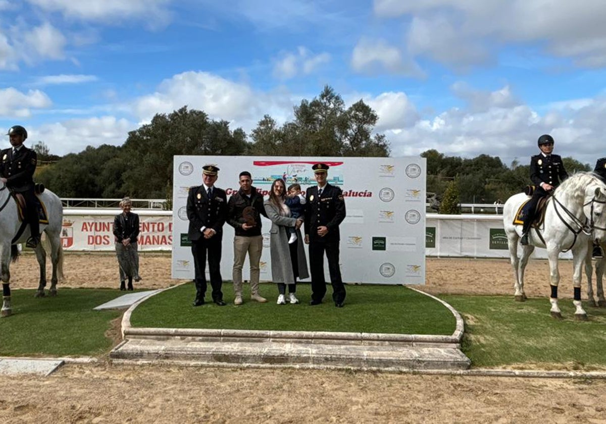 Momento de la entrega del premio dedicado a la Policía Nacional al ganador de la carrera, Nico Valle