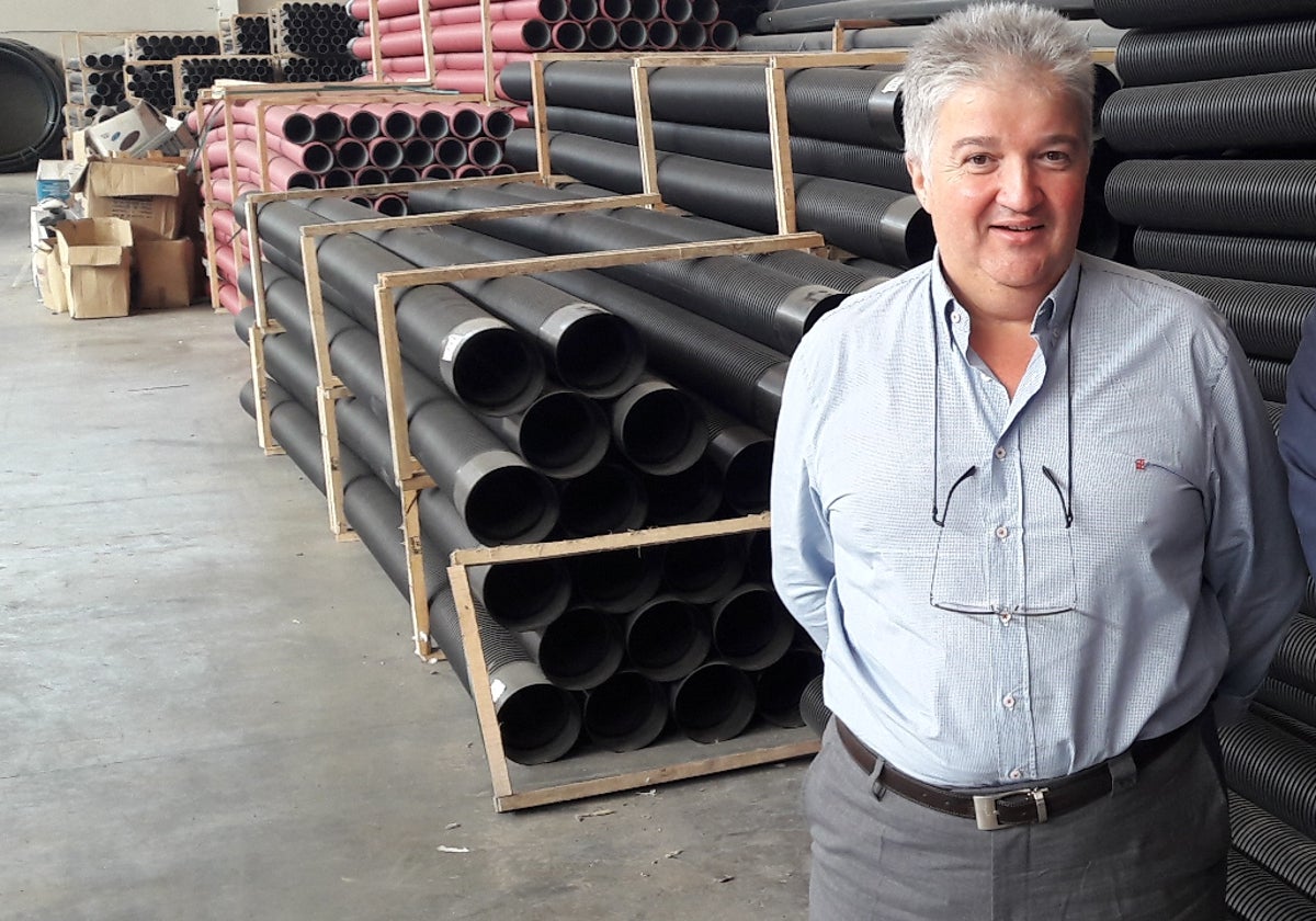 José Manuel Navarro Bernal es accionista de varias empresas, entre ellas Sevillana de Tubos, Arteoliva y clínicas oftalmológicas