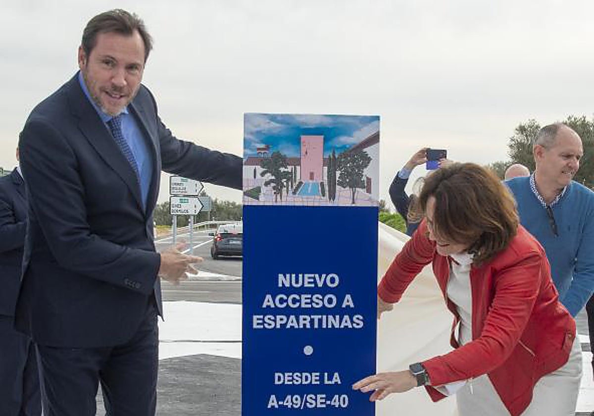 Óscar Puente junto a la alcaldesa de Espartinas