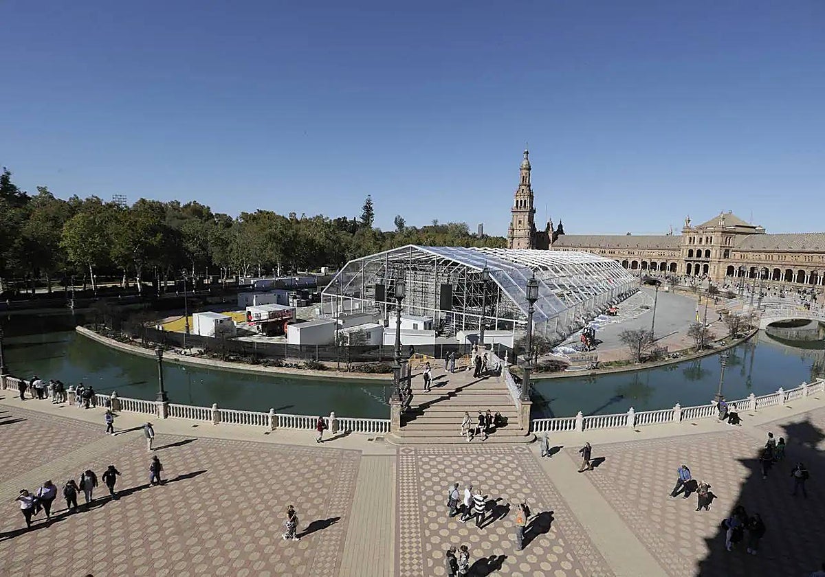 Carpa instalada en la Plaza de España para una fiesta con motivo de la celebración en Sevilla de los Grammy Latinos