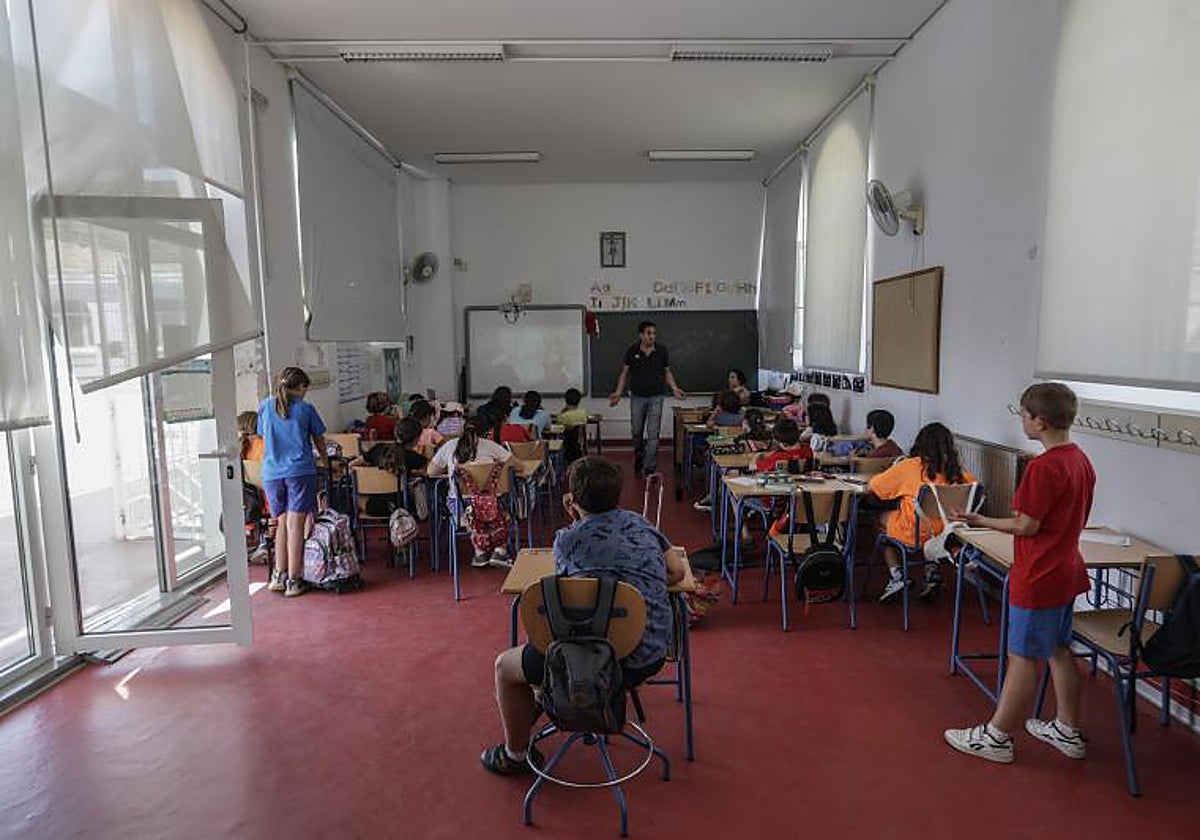 Unos niños en clase en un colegio de Sevilla