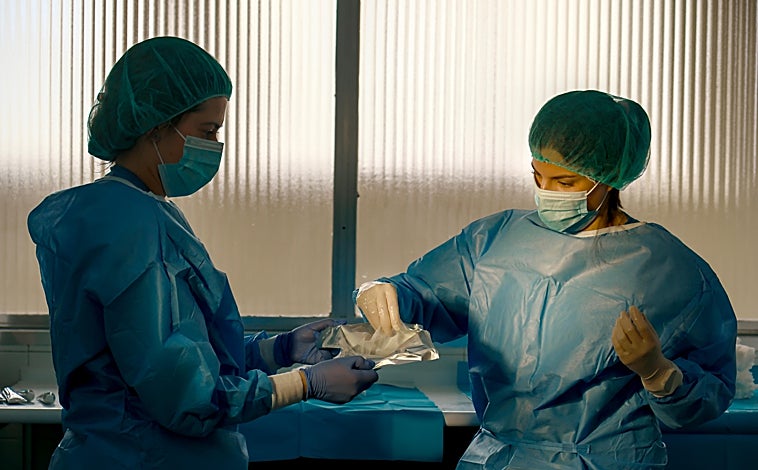 Imagen principal - El tratamiento de graves quemaduras es un gran reto médico y supone un enorme cuidado y un trabajo en equipo en el que participan cirujanos, facultativos y personal de Enfermería experto en este tipo de pacientes, como puede verse en las imágenes