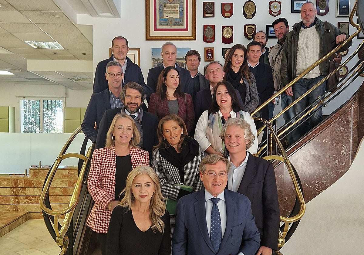 El presidente del Puerto y la consejera de Educación junto a representantes de las empresas portuarias