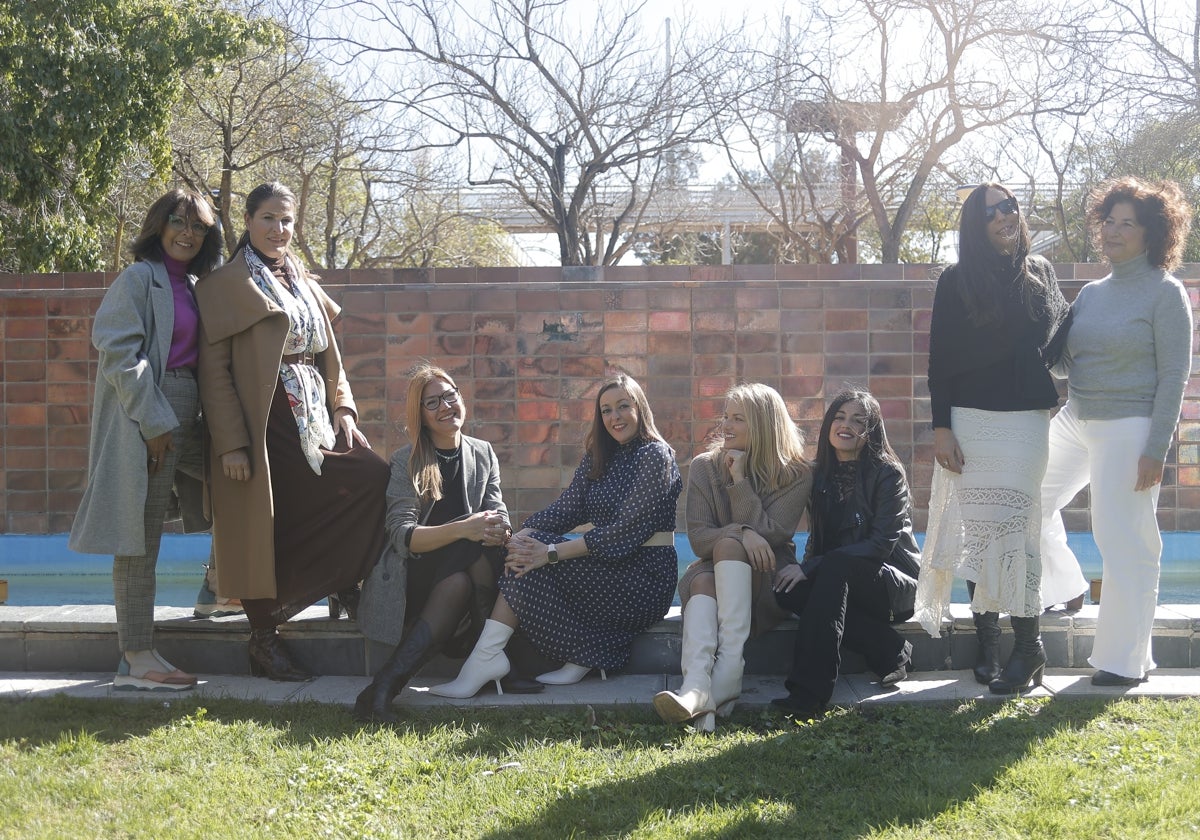 Chelo, Sofía, Verónica, Rocío, Pilar, Trini, Estefanía y Elena, en la isla de la Cartuja