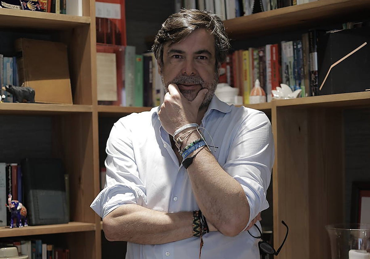 El nuevo presidente de Cesur en su despacho