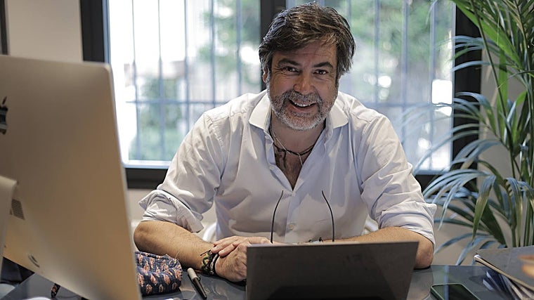 González en el despacho en el que prepara un libro sobre su trayectoria empresarial