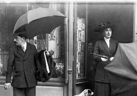 La historia de Sevilla en imágenes: la reina Victoria Eugenia de compras por el Centro en 1911