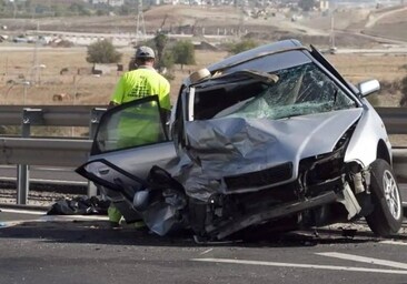 Muere un conductor al volcar su coche en la A4 en Dos Hermanas
