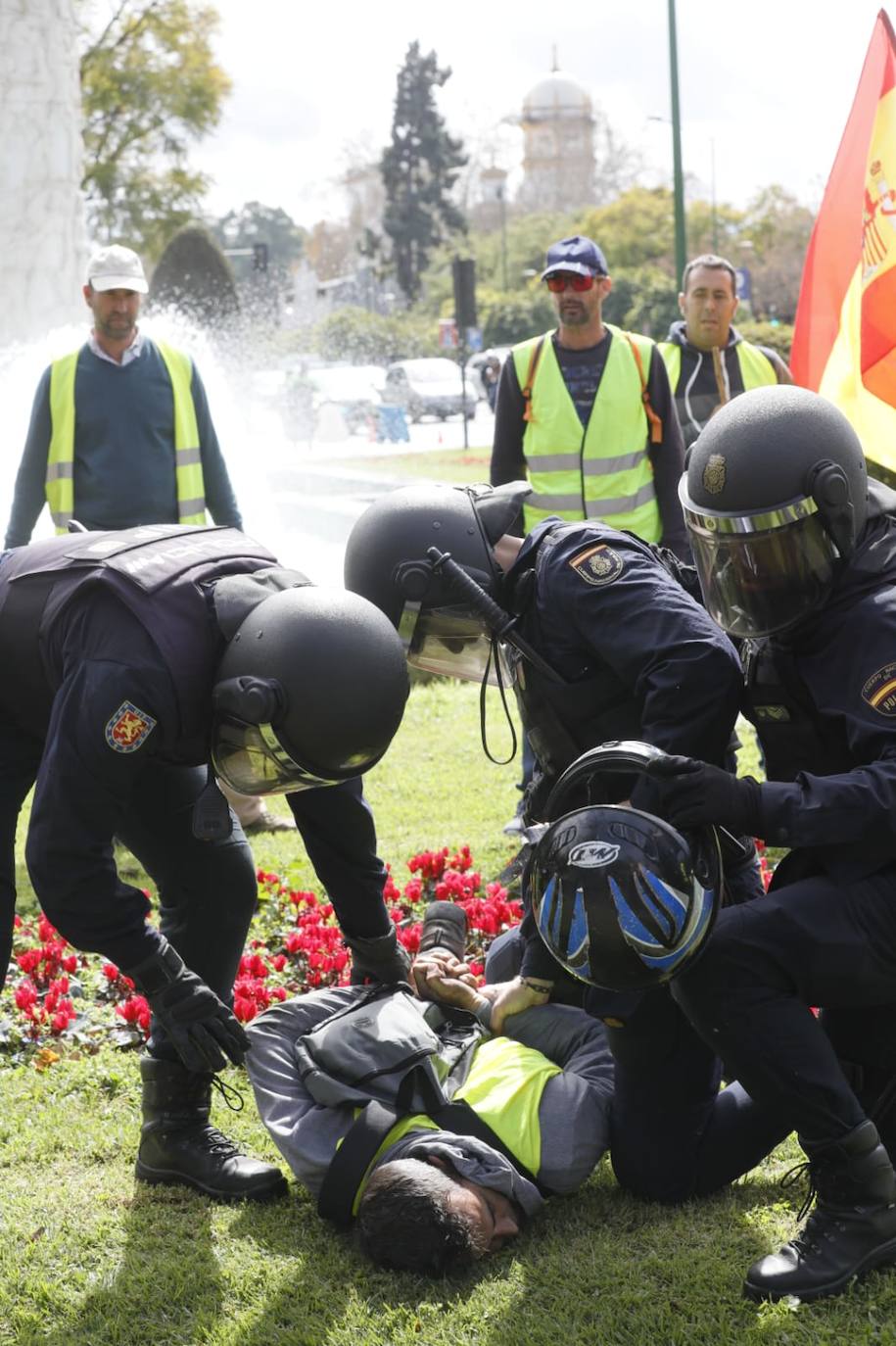 Agricultores independientes se concentran en el entorno de la Palmera en Sevilla