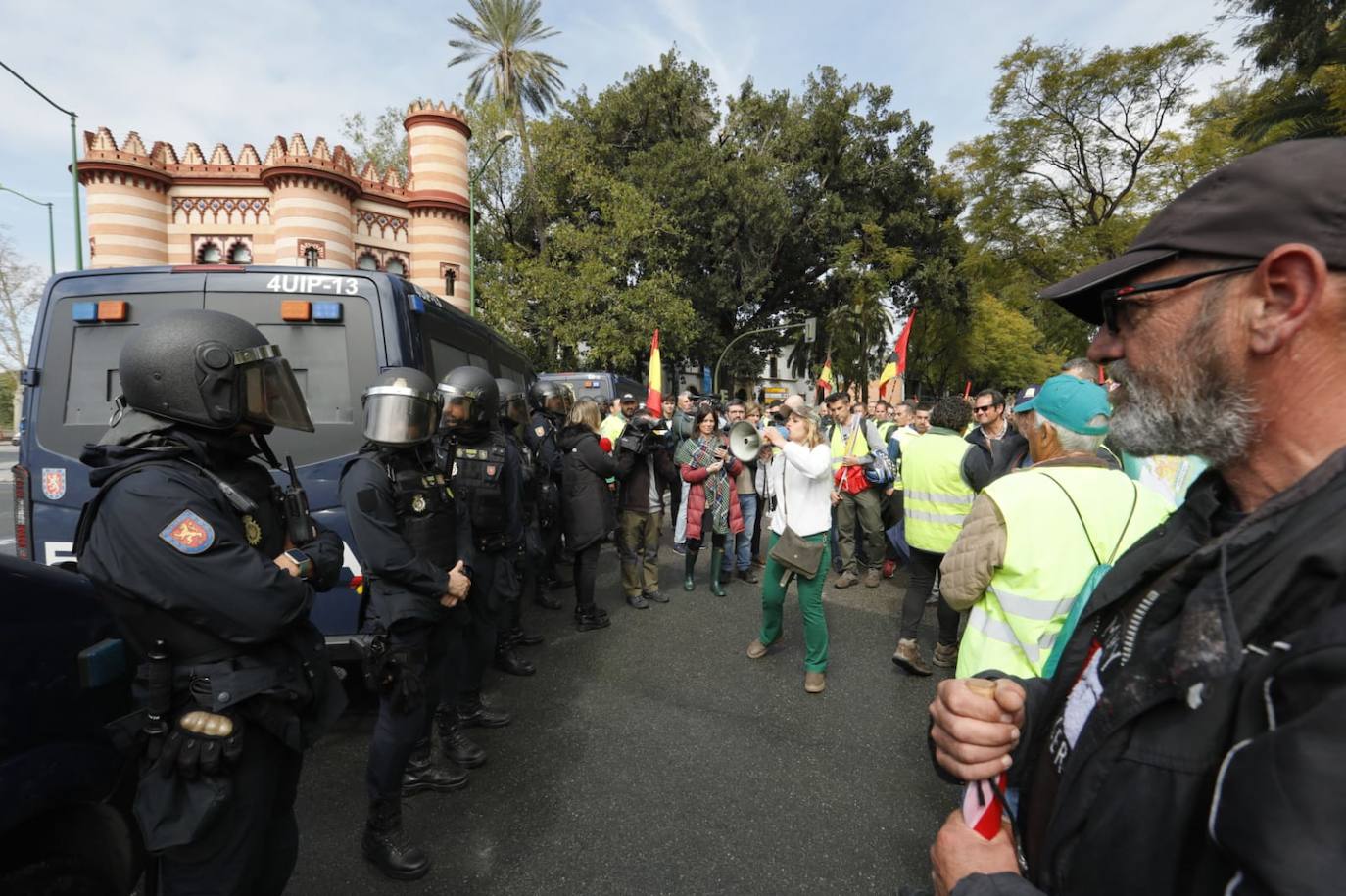 Agricultores independientes se concentran en el entorno de la Palmera en Sevilla