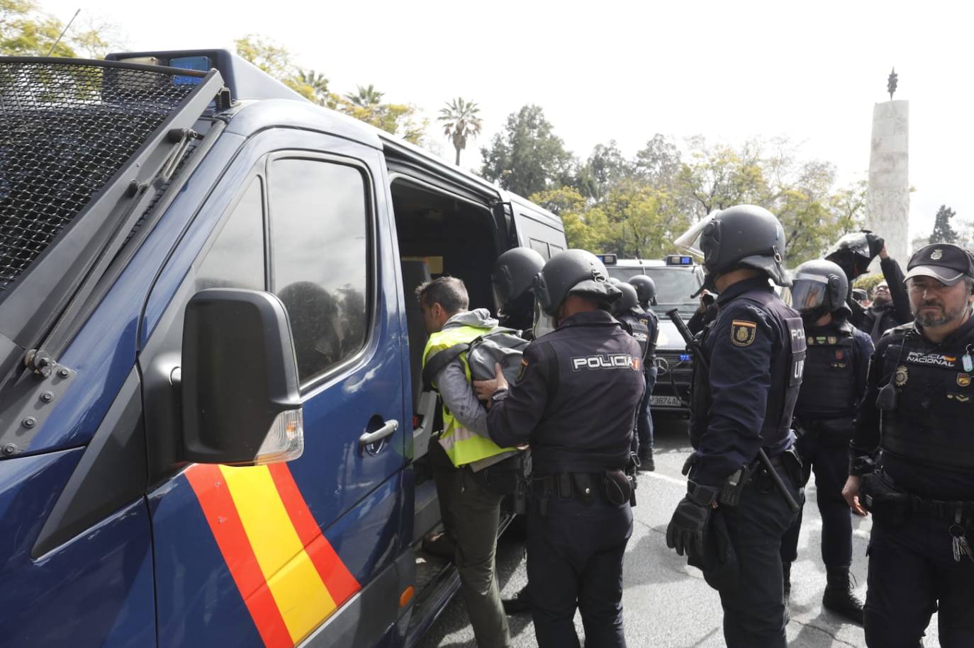 Agricultores independientes se concentran en el entorno de la Palmera en Sevilla