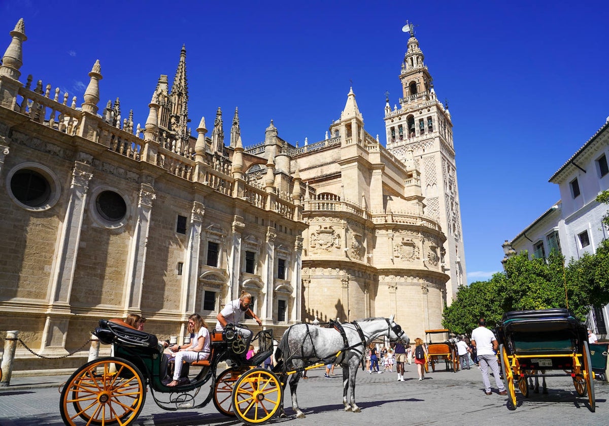 Vista exterior de la Catedral de Sevilla y la Giralda