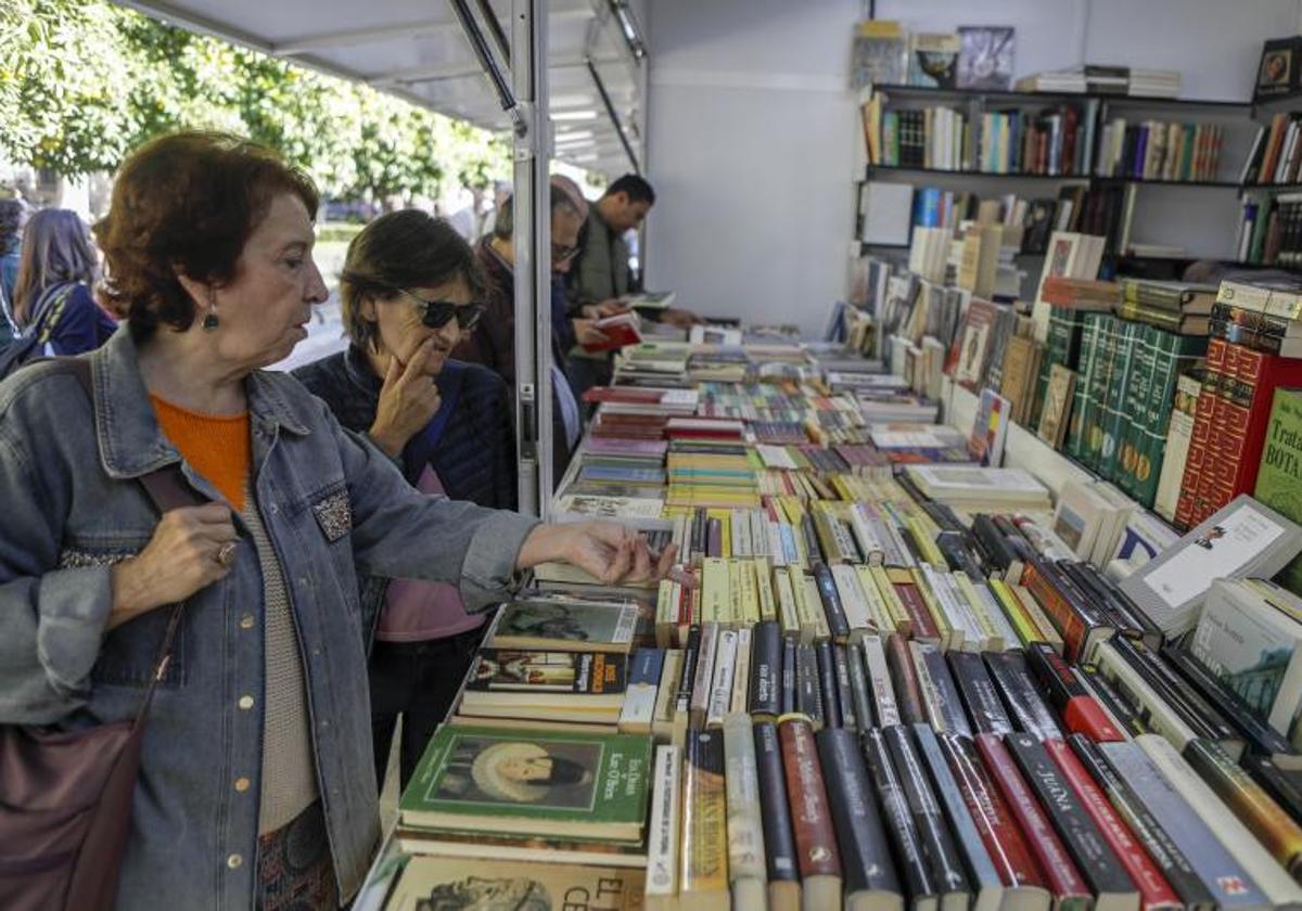 Uno de los puestos de la Feria del Libro de Sevilla en una edición anterior