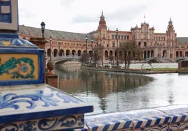 El Defensor del Pueblo Andaluz insiste en que se proteja la Plaza de España de Sevilla para que no sufra actos vandálicos
