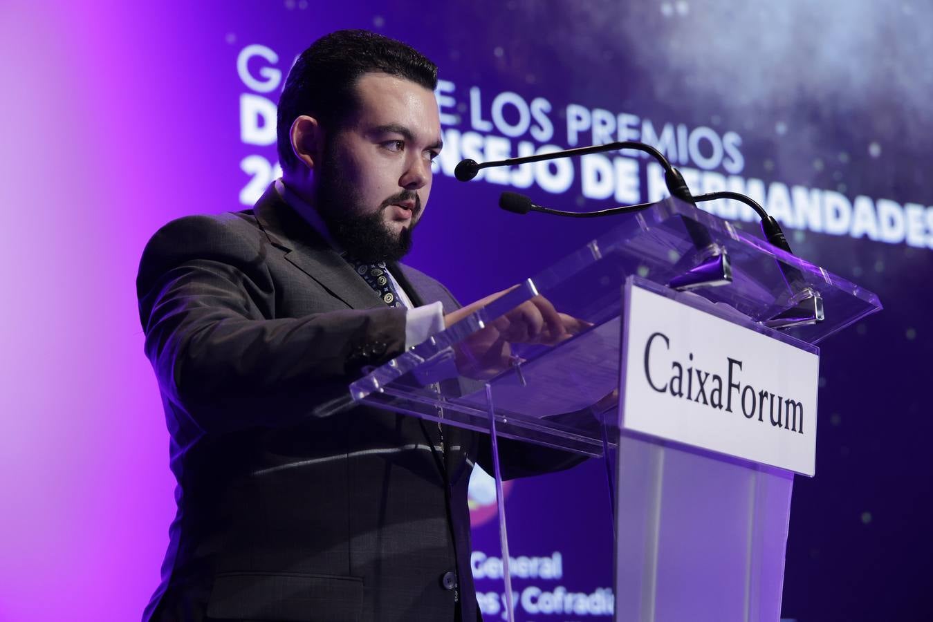 Un momento del acto emotivo celebrado este martes para entregar el premio 'Fernando Carrasco' del Consejo de Cofradías