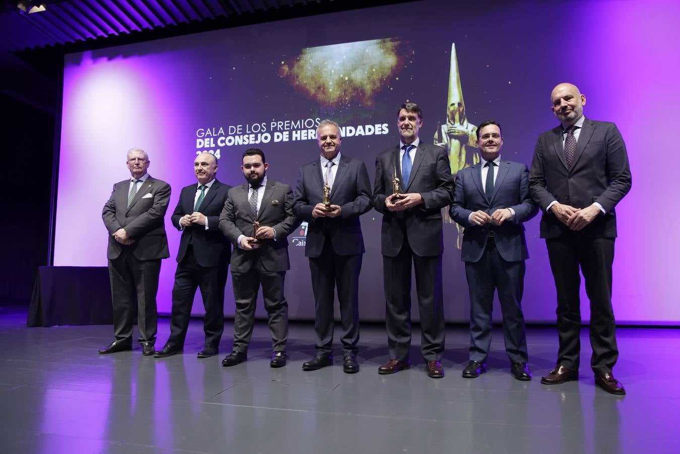 Un momento del acto emotivo celebrado este martes para entregar el premio 'Fernando Carrasco' del Consejo de Cofradías