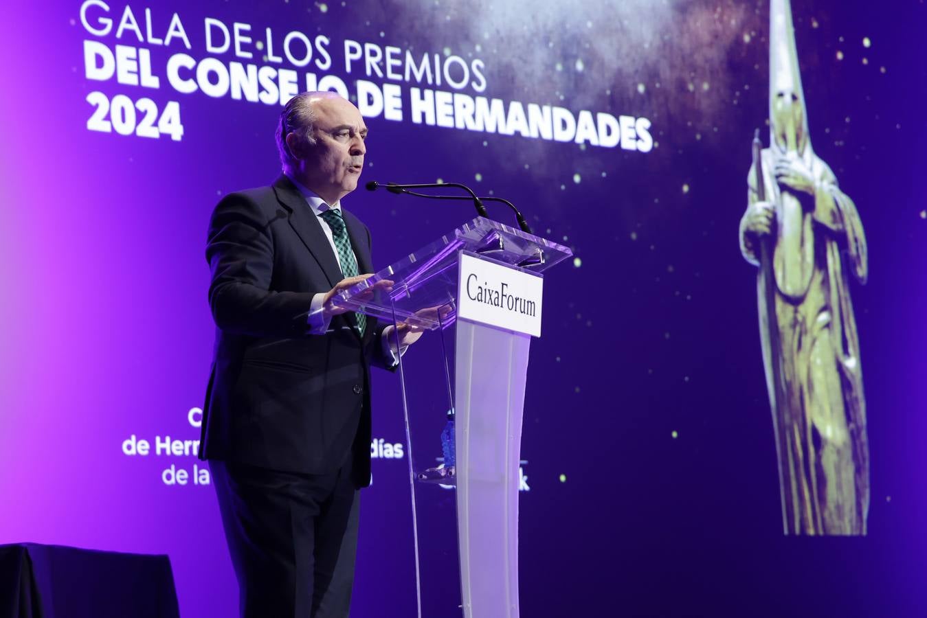 Un momento del acto emotivo celebrado este martes para entregar el premio 'Fernando Carrasco' del Consejo de Cofradías