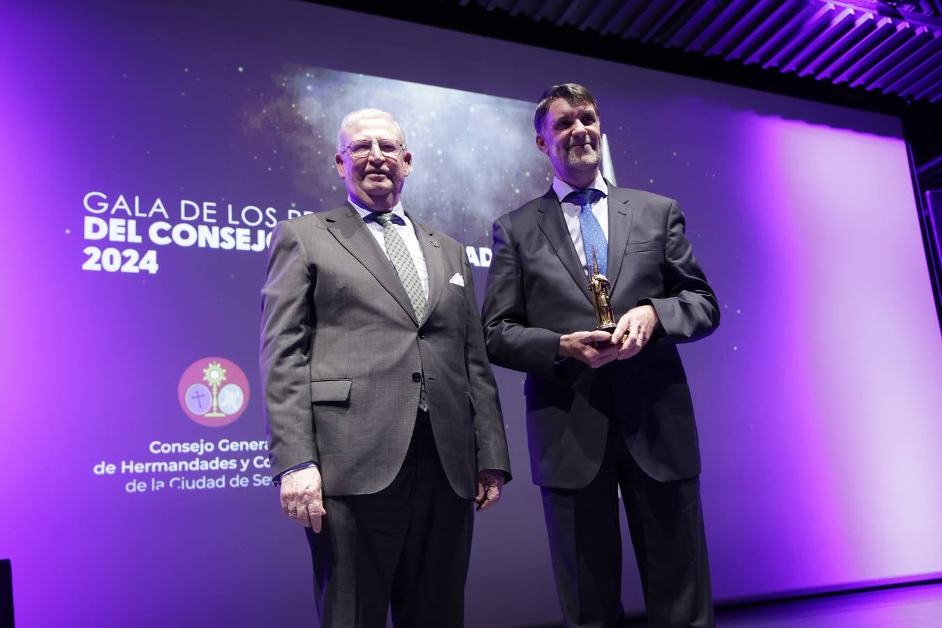 Un momento del acto emotivo celebrado este martes para entregar el premio 'Fernando Carrasco' del Consejo de Cofradías