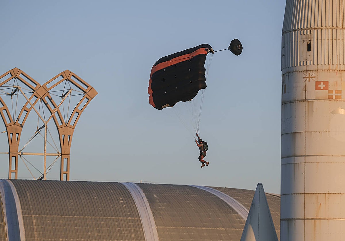 Uno de los saltadores del cohete de la Cartuja en la tarde de ayer martes