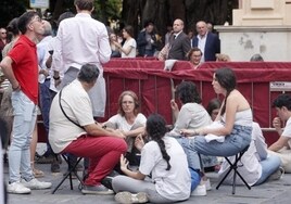 Esta será la multa para quienes usen sillitas o acampen en el suelo en la Semana Santa de Sevilla 2024
