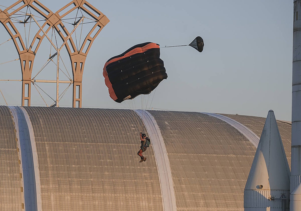 Uno de los dos paracaidistas que se tiró desde el cohete de la Expo el pasado martes