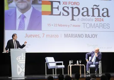 Mariano Rajoy y Ángel Expósito, este jueves en el auditorio municipal de Tomares