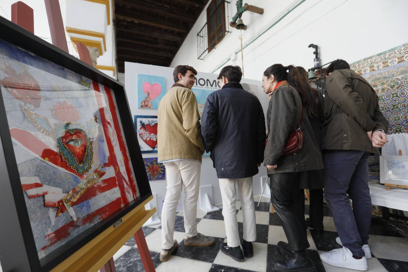 El patio del convento de San Leandro acoge esta muestra benéfica para recaudar fondos que sirvan a la restauración del edificio