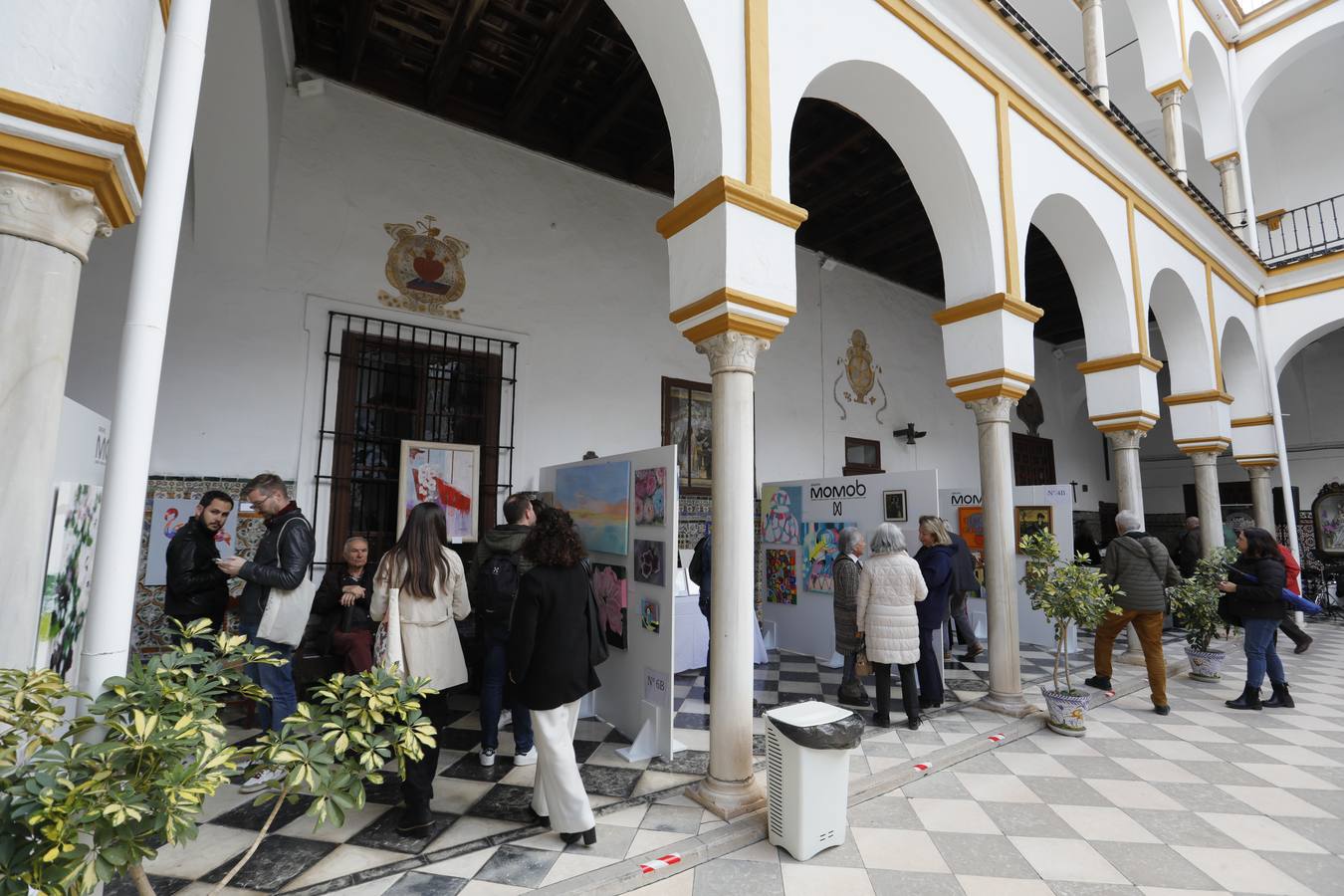 El patio del convento de San Leandro acoge esta muestra benéfica para recaudar fondos que sirvan a la restauración del edificio