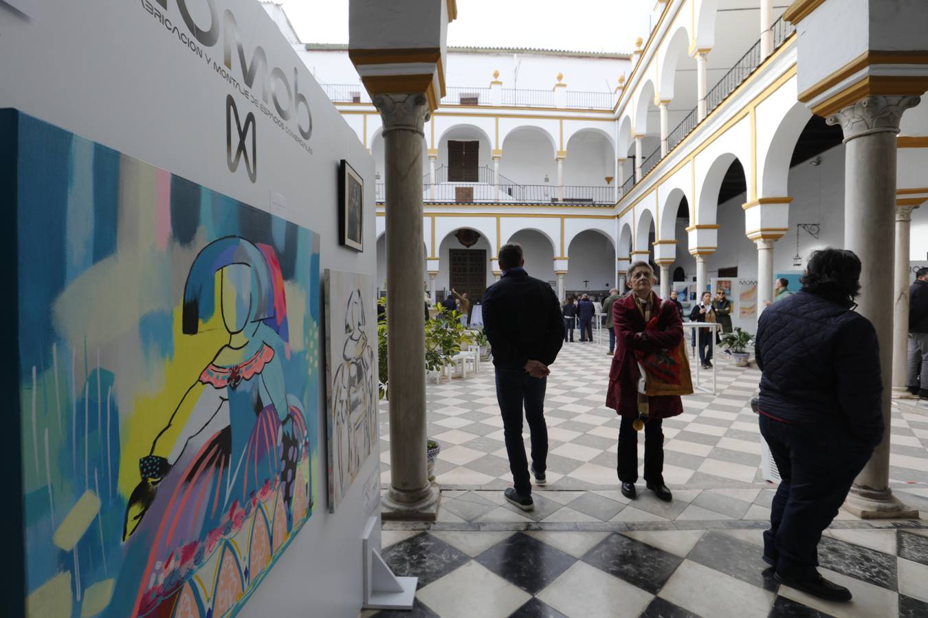 El patio del convento de San Leandro acoge esta muestra benéfica para recaudar fondos que sirvan a la restauración del edificio