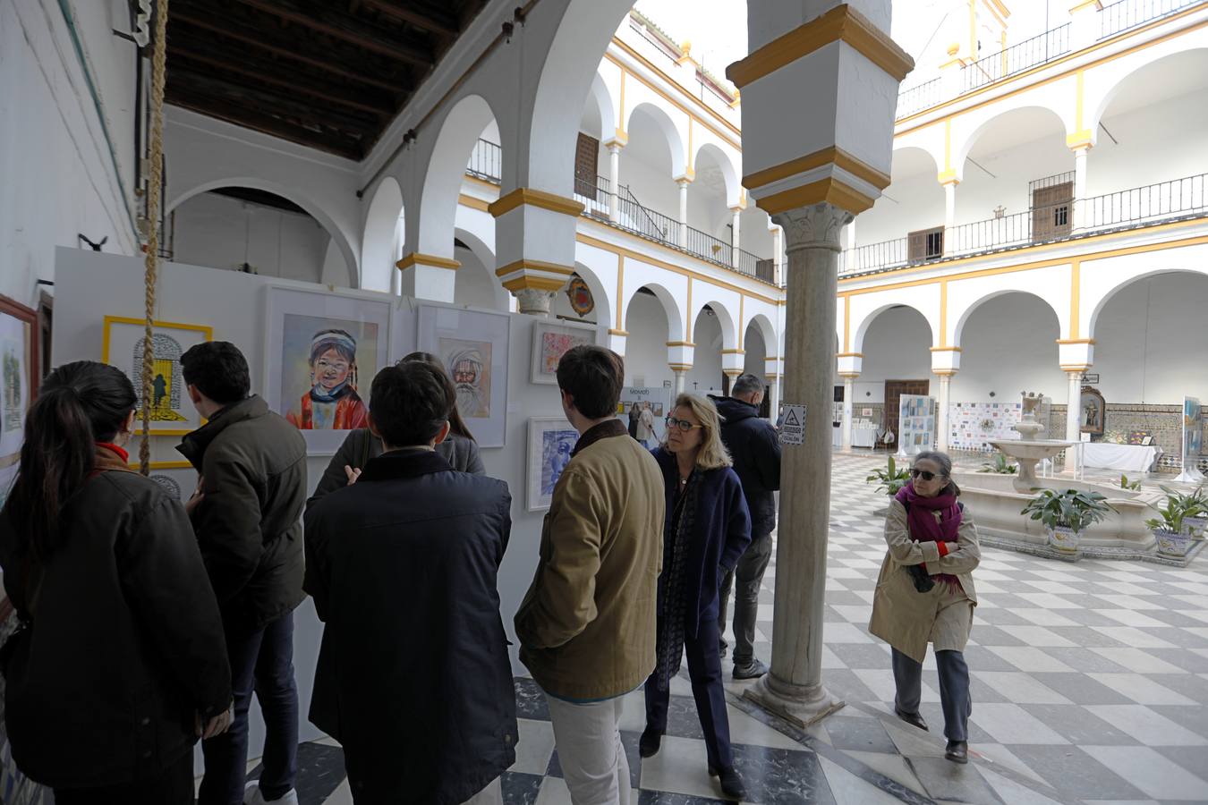 El patio del convento de San Leandro acoge esta muestra benéfica para recaudar fondos que sirvan a la restauración del edificio
