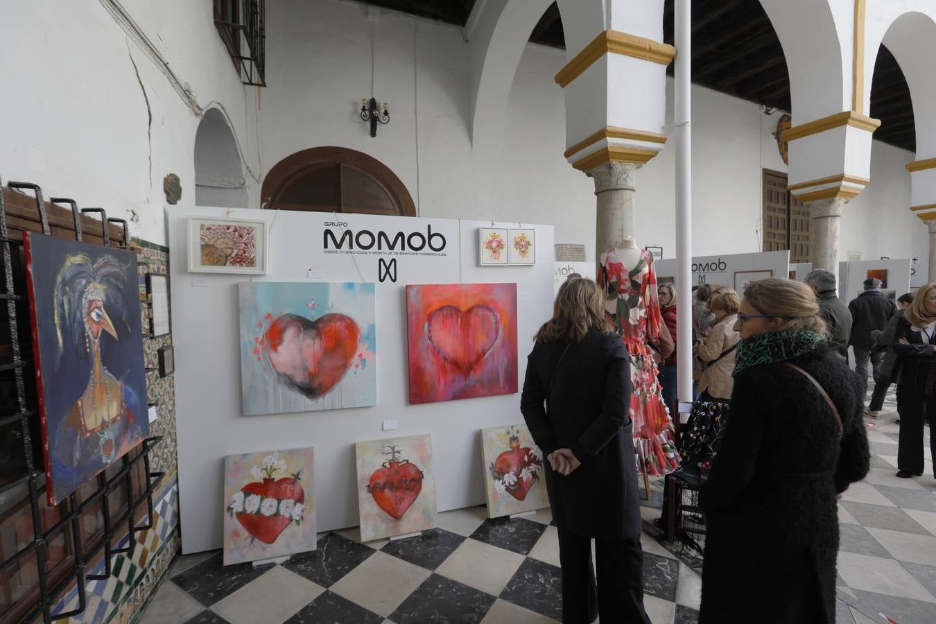 El patio del convento de San Leandro acoge esta muestra benéfica para recaudar fondos que sirvan a la restauración del edificio