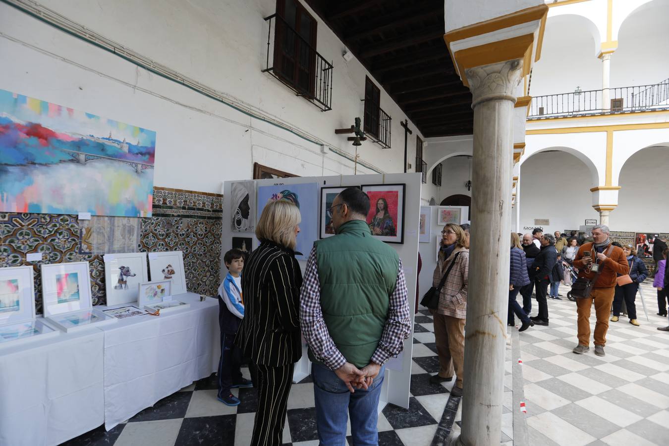 El patio del convento de San Leandro acoge esta muestra benéfica para recaudar fondos que sirvan a la restauración del edificio