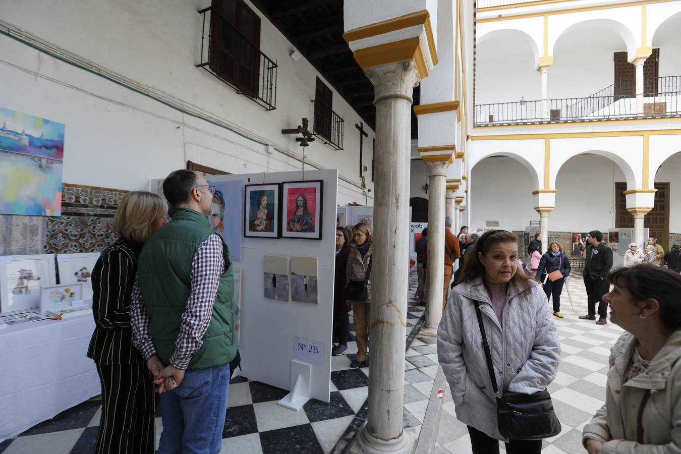 El patio del convento de San Leandro acoge esta muestra benéfica para recaudar fondos que sirvan a la restauración del edificio