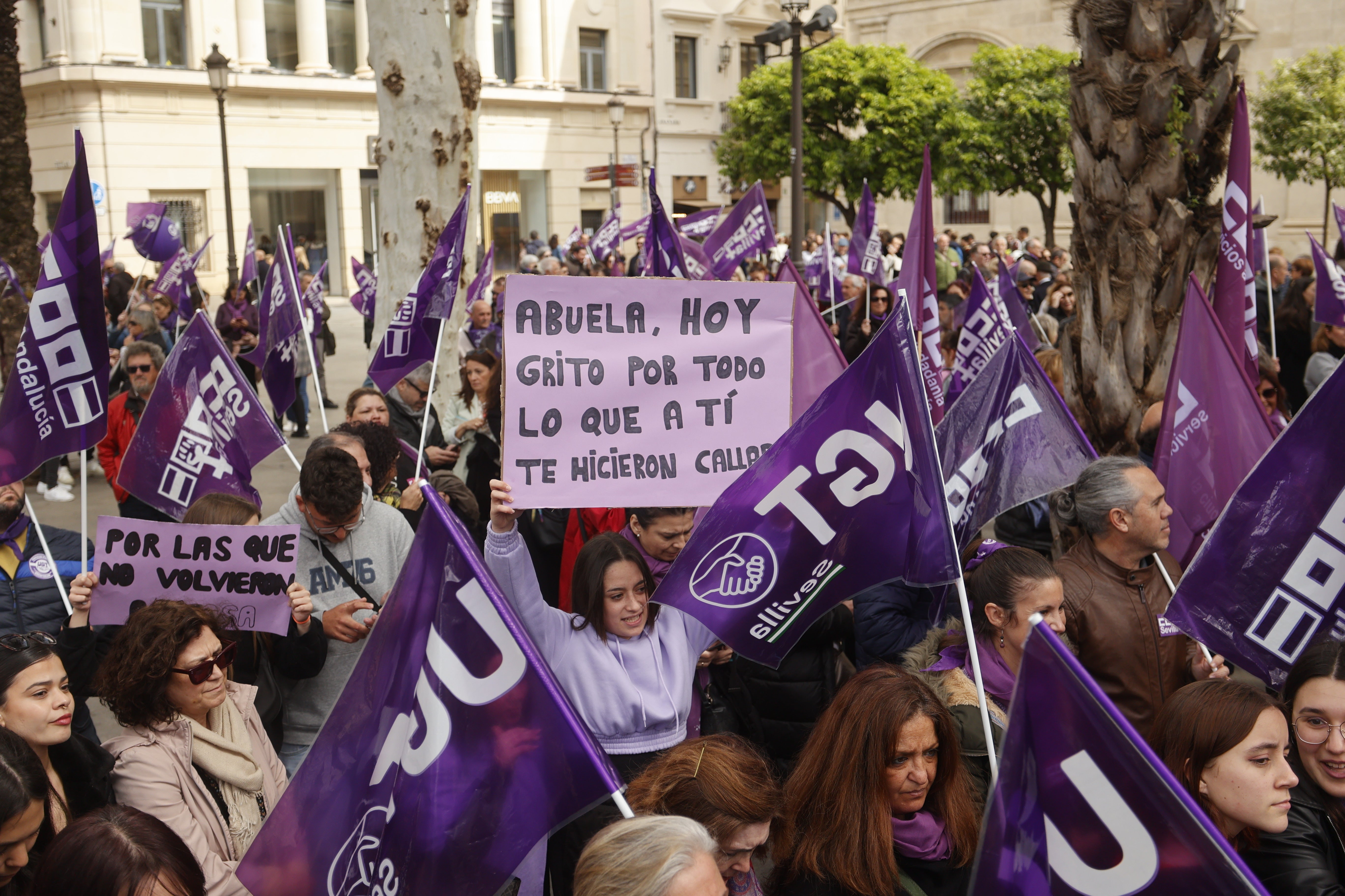 La manifestación recorrió las principales calles del centro de la ciudad con muchos gritos y pancartas