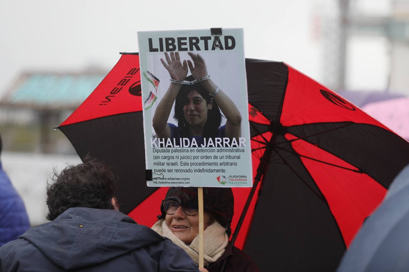 La lluvia no impidió que Mujeres Supervivientes saliera a reivindicar los derechos de las mujeres palestinas