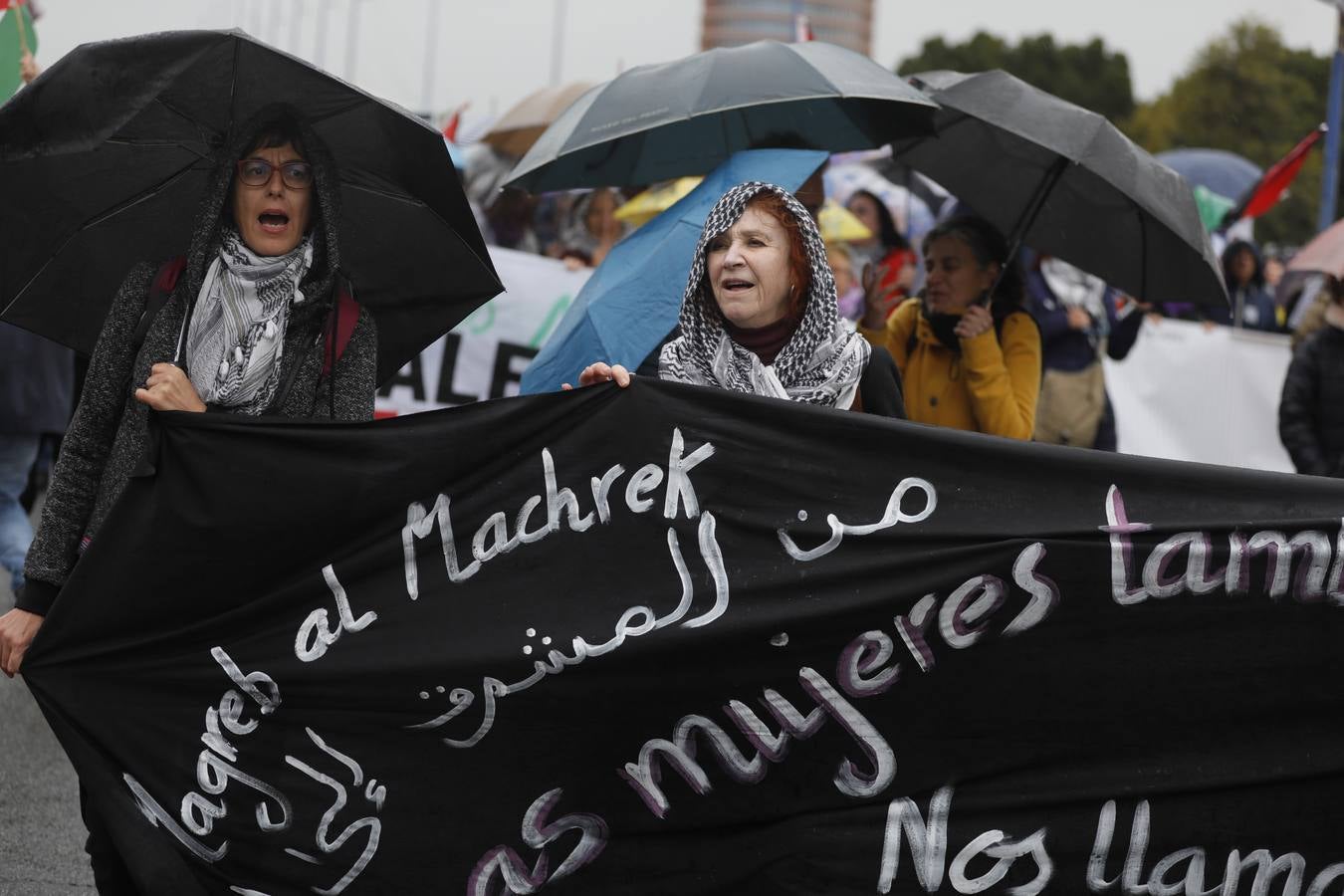 La lluvia no impidió que Mujeres Supervivientes saliera a reivindicar los derechos de las mujeres palestinas