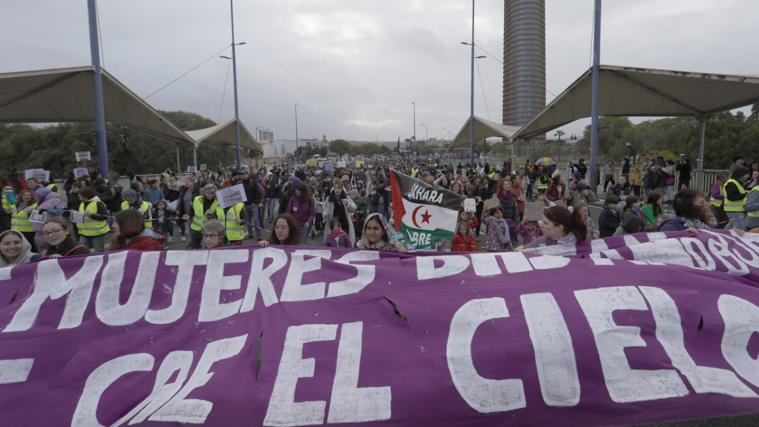 Sevilla celebra en la calle un 8M dividido y bajo la lluvia