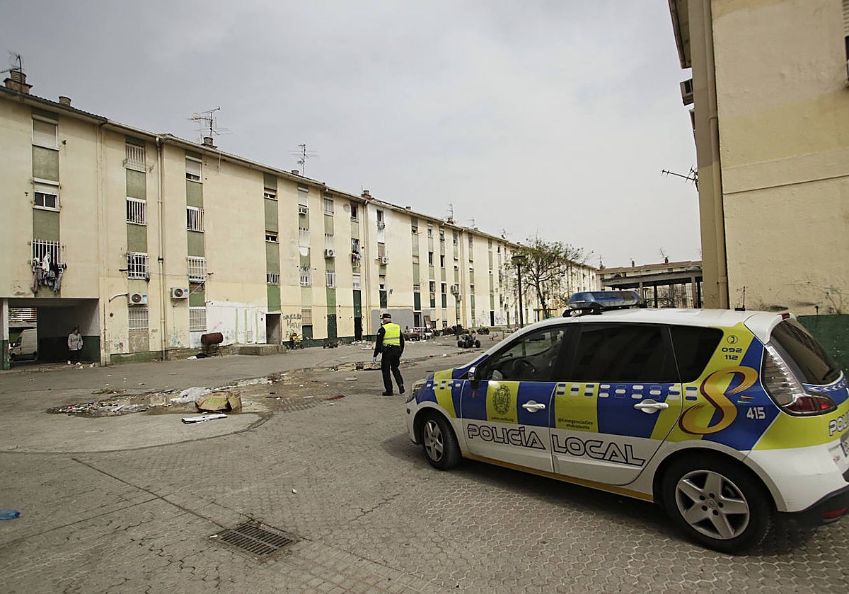 Una dotación de la Policía Local en las Tres Mil Viviendas, en una imagen de archivo