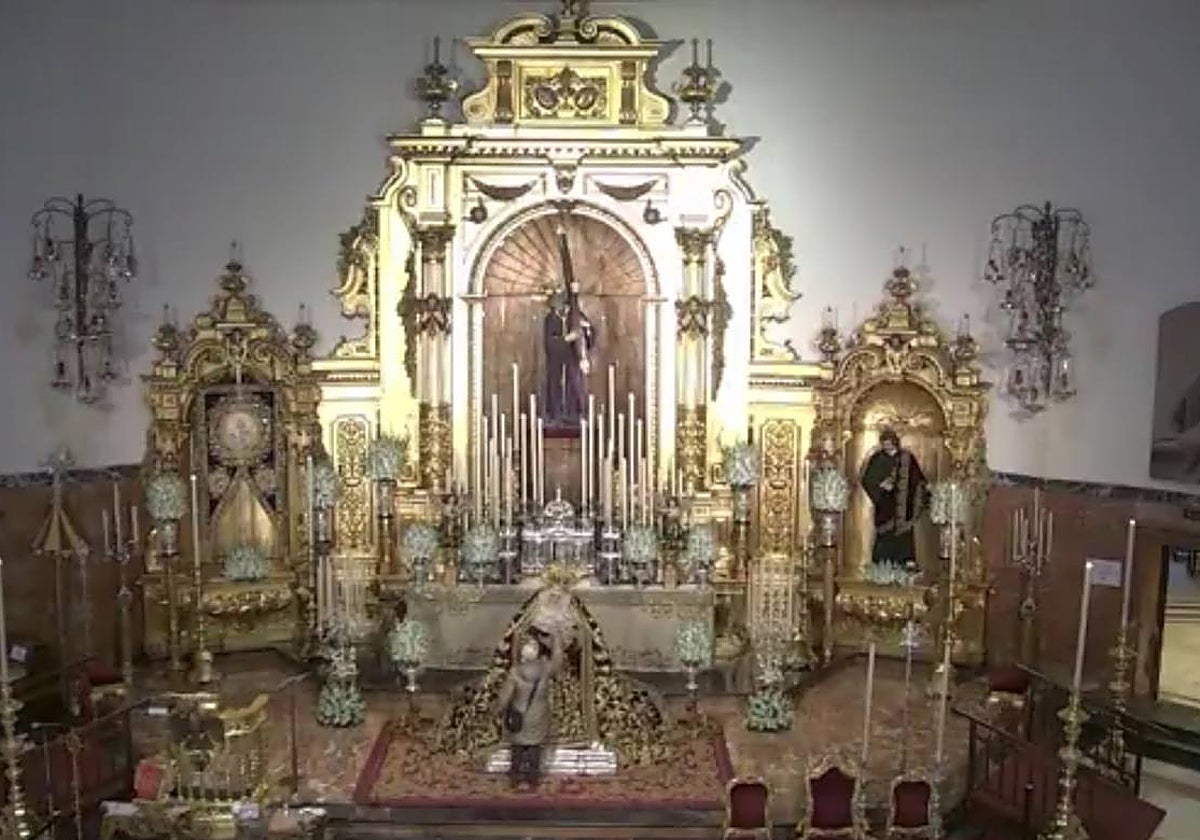 Momento en el que la mujer coge el pañuelo de la mano izquierda de la virgen