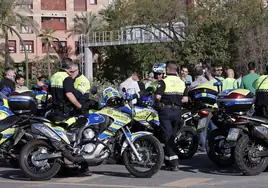Noventa policías locales de Sevilla se ausentan de su puesto de trabajo por el conflicto laboral con el Ayuntamiento