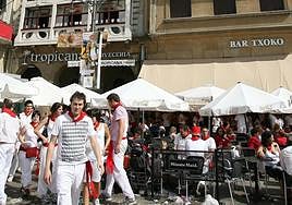 Sevilla cierra los bares en la Madrugada por seguridad, mientras en Fallas o Sanfermines abren hasta el amanecer