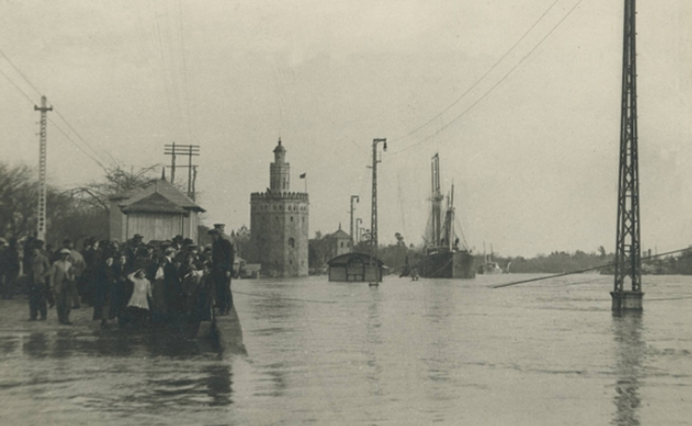 Aspecto en las inmediaciones del muelle cubierto por las aguas en 1917