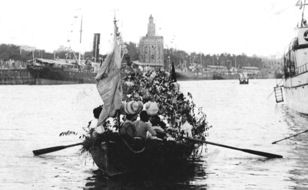 Centenario de la navegación a vapor en Sevilla. Original procesión fluvial con el estandarte de la Virgen del Carmen 1917