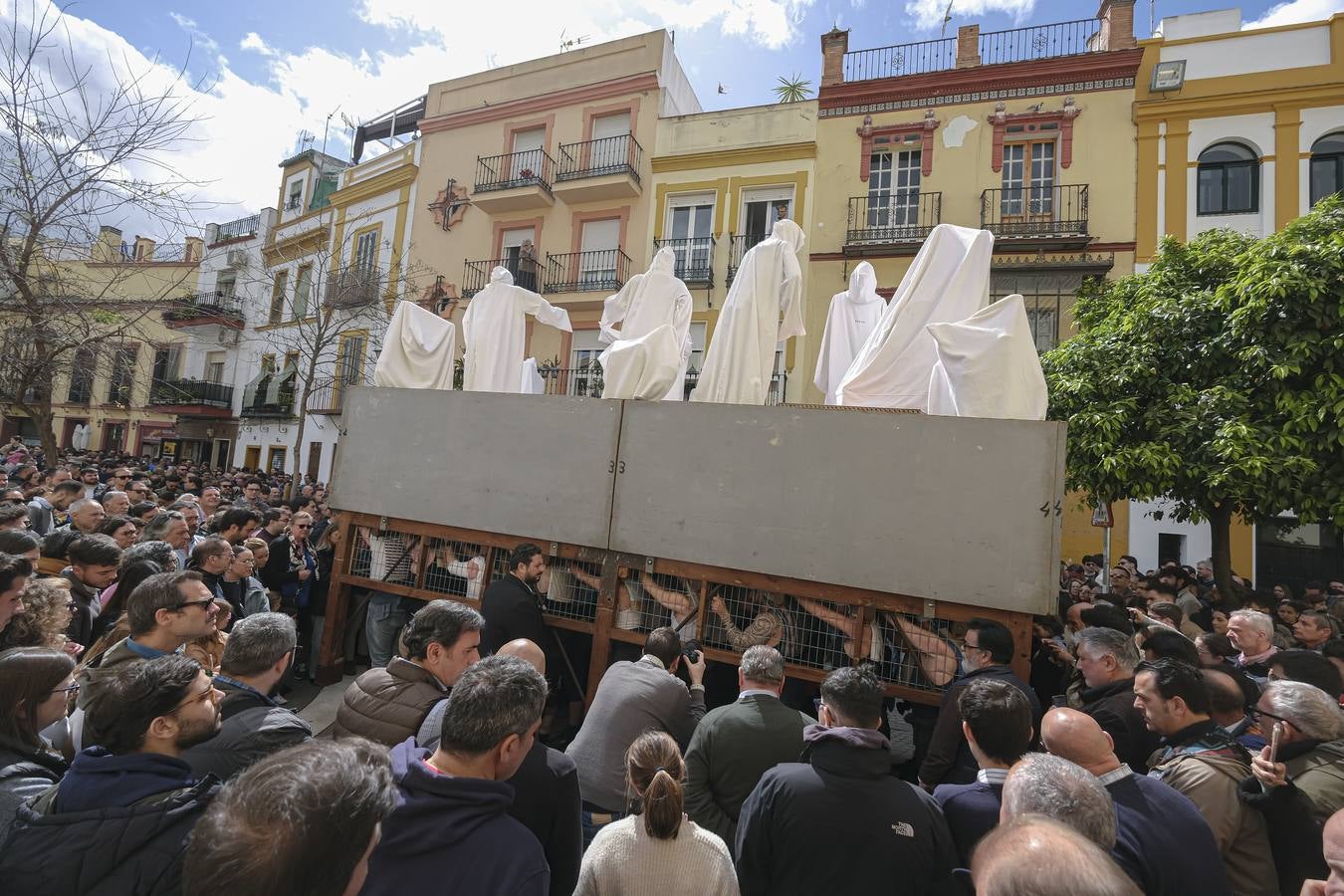 El paso del Cristo de la Amargura avanza entre una multitud que acude cada año a ver a los 'fantasmitas'
