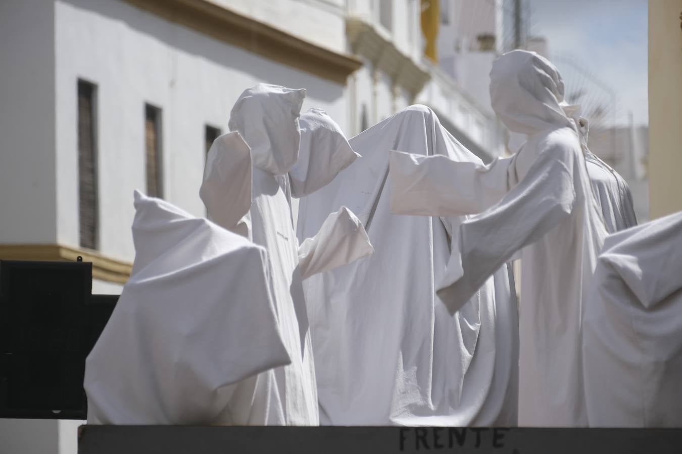 El paso del Cristo de la Amargura avanza entre una multitud que acude cada año a ver a los 'fantasmitas'