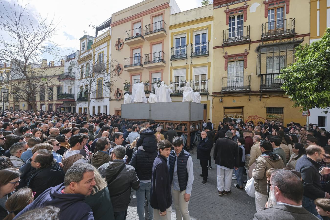 El paso del Cristo de la Amargura avanza entre una multitud que acude cada año a ver a los 'fantasmitas'