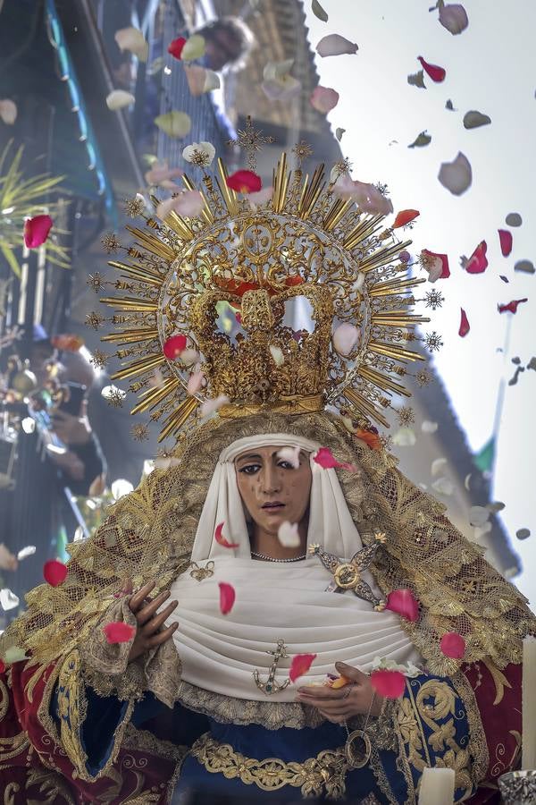 La Esperanza de Triana avanza hacia su capilla entre una multitud de fieles