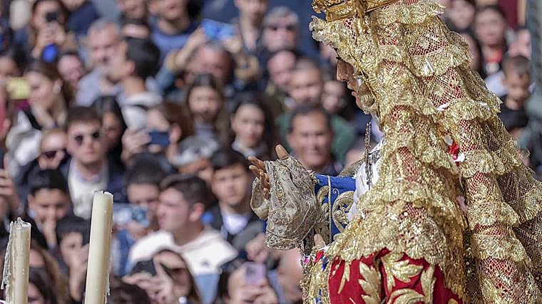 La Esperanza de Triana avanza hacia su capilla entre una multitud de fieles