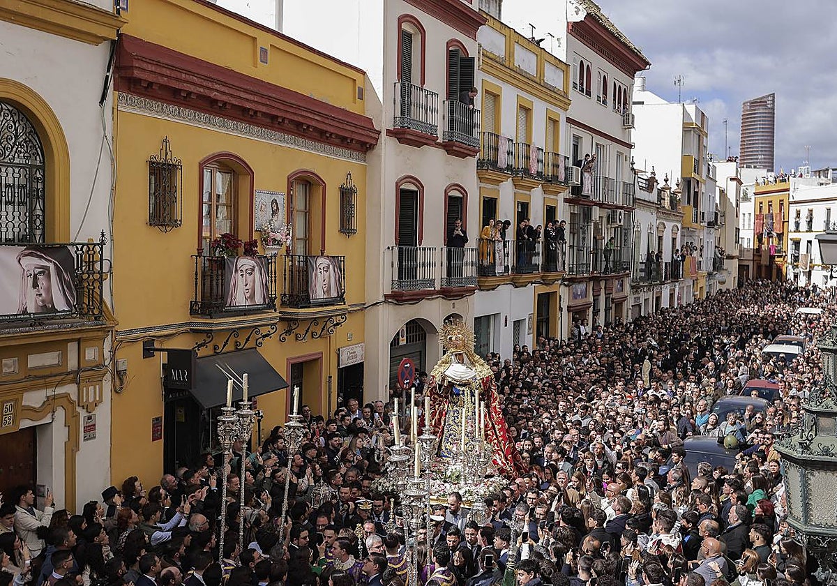 La Esperanza de Triana avanza entre el gentío hacia la Capilla de los Marineros