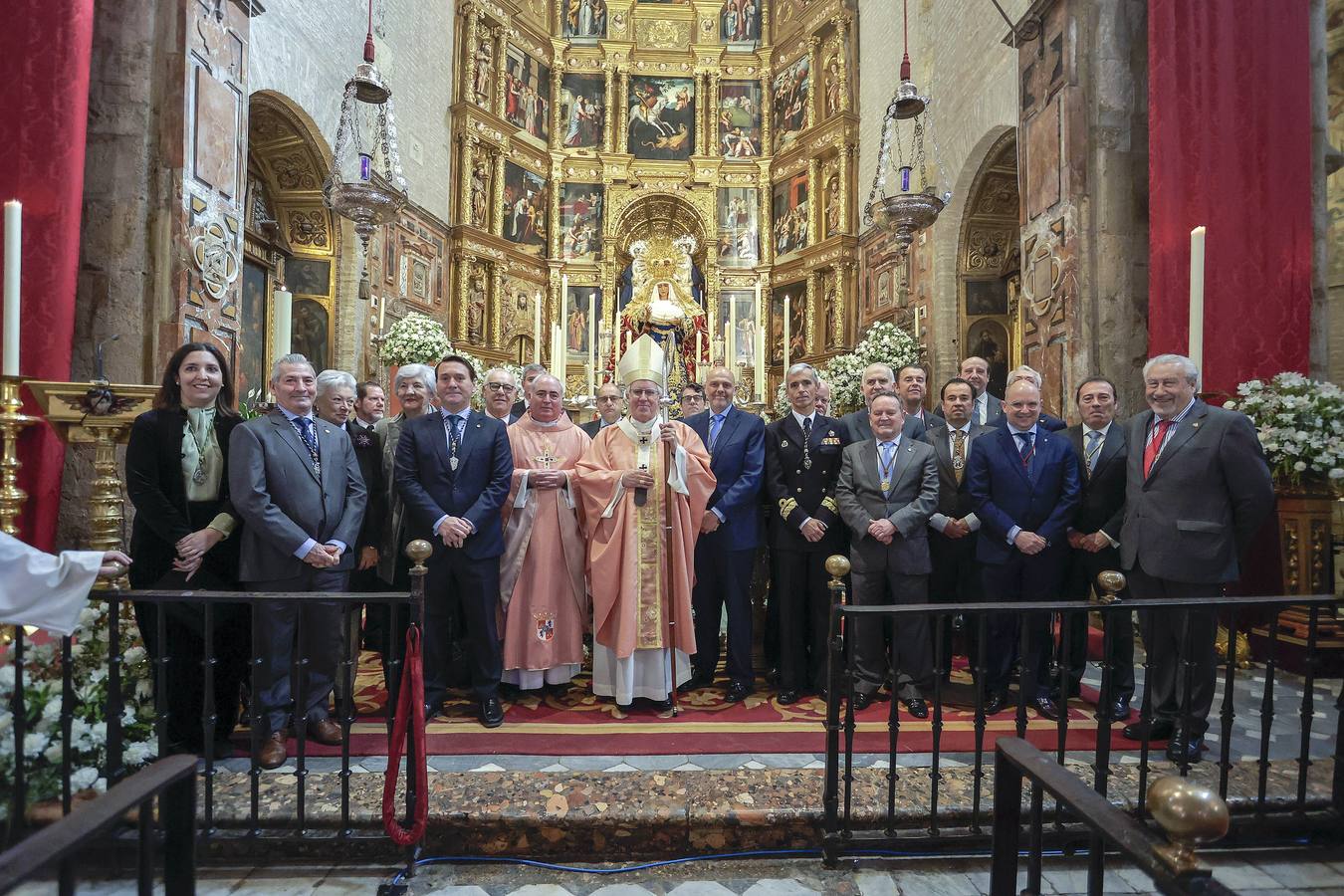 La Esperanza de Triana avanza hacia su capilla entre una multitud de fieles